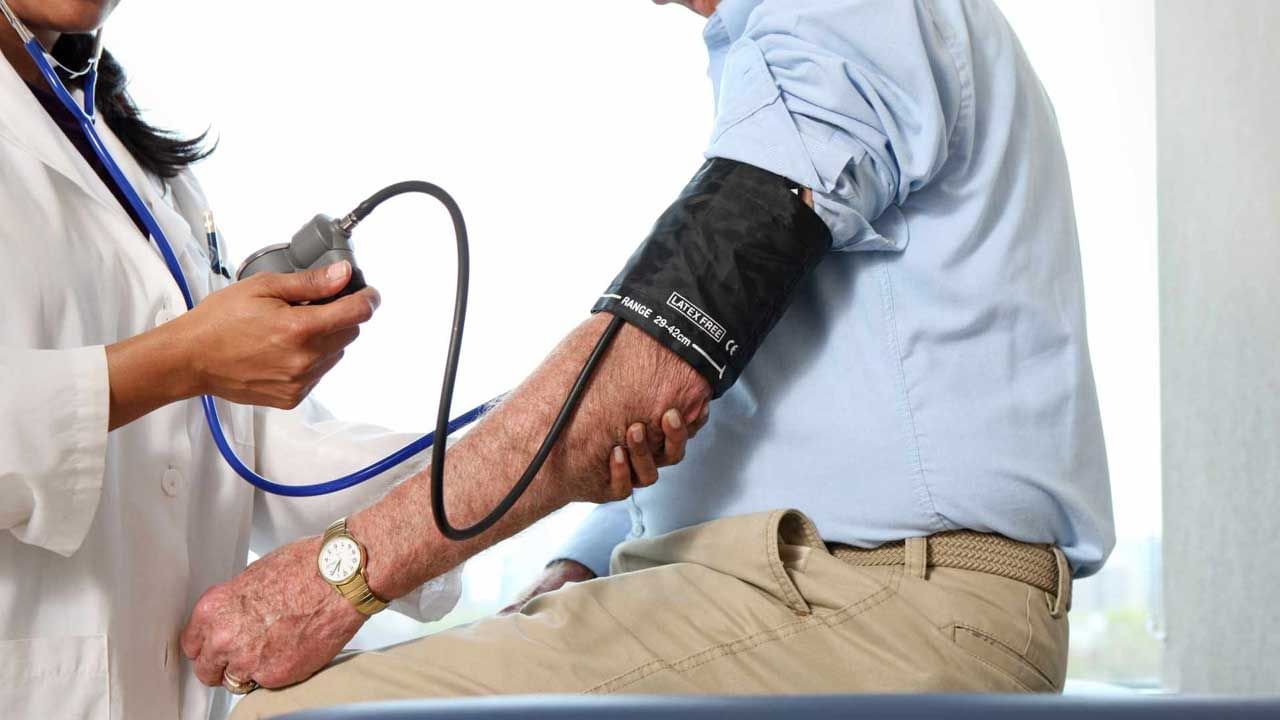 Blood Pressure: బీపీని కంట్రోల్‌ చేయాలంటే ఎటువంటి ఆహారం తినాలి..! ఏ సమయంలో తీసుకుంటే మంచిది..