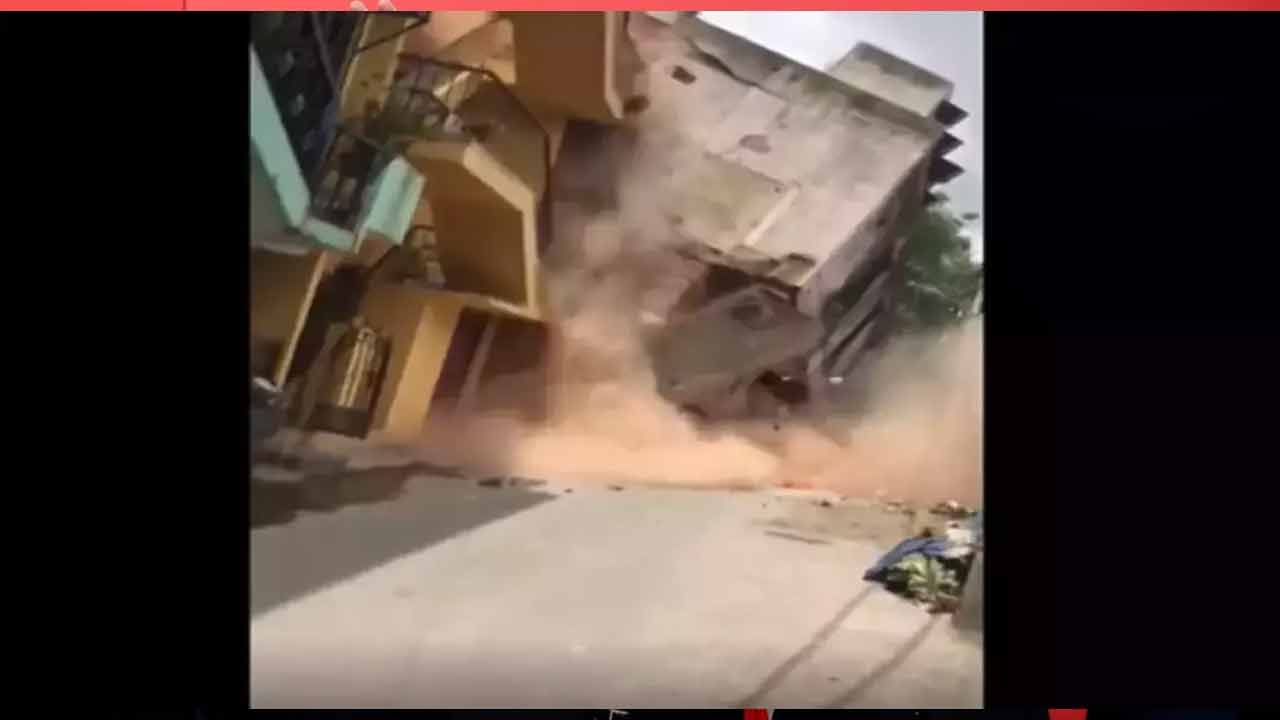 Building Collapsed: హమ్మయ్య.. అంతా సేఫ్.. ఇలా బయటకు వచ్చారో లేదో కూలింది..