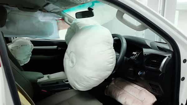 Cars Air Bags: చిన్న కార్లలో కూడా కనీసం 6 ఎయిర్ బ్యాగ్స్ ఉండాలి: కేంద్ర మంత్రి కీలక ఆదేశాలు