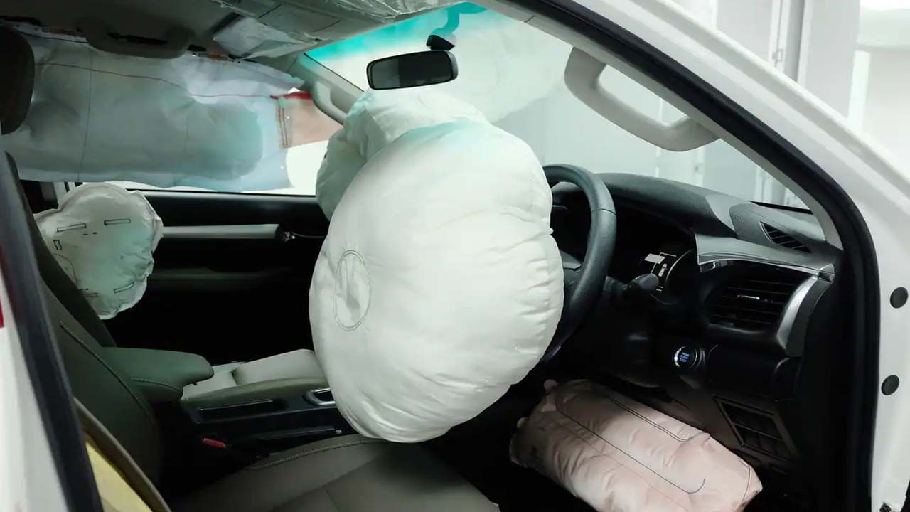 Cars Air Bags: చిన్న కార్లలో కూడా కనీసం 6 ఎయిర్‌ బ్యాగ్స్‌ ఉండాలి: కేంద్ర మంత్రి కీలక ఆదేశాలు