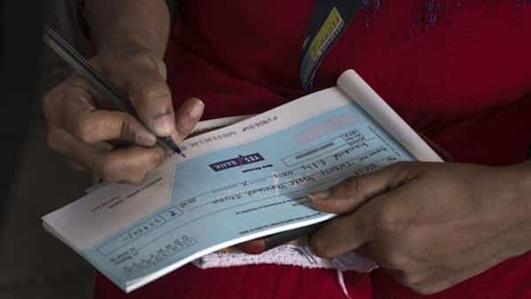 Cheque Bounce: బ్యాంకులకు సెలవులున్నాయని కాదా అని లైట్ తీసుకోకండి.. చెక్ రాసిస్తే డబ్బులు ఉండాల్సిందే. ఎందుకంటే..