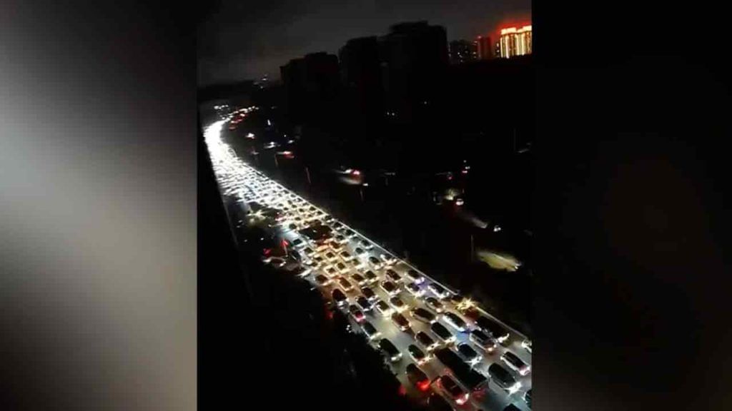 China’s Power Crisis: చైనాని చీకటి చేస్తోన్న విద్యుత్ సంక్షోభం.. ట్రాఫిక్ లైట్లు కూడా వెలగడం లేని స్థితి China’s Power Crisis: చైనాని చీకటి చేస్తోన్న విద్యుత్ సంక్షోభం.. ట్రాఫిక్ లైట్లు కూడా వెలగడం లేని స్థితి
