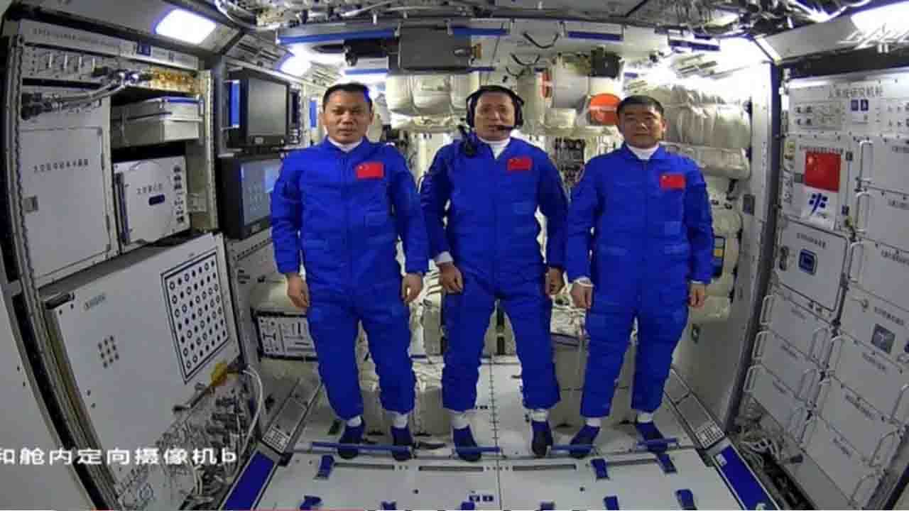Astronauts Returns: సుదీర్ఘ కాలం సిబ్బందితో కూడిన రోదసీయానం.. క్షేమంగా తిరిగి వచ్చిన చైనీస్ వ్యోమగాములు