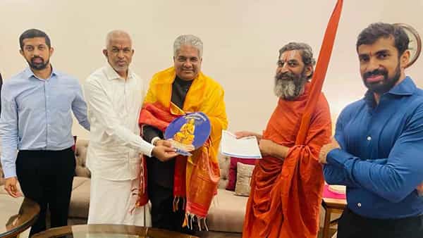 Chinna Jeeyar Swamy: సమతామూర్తి విగ్రహ ప్రతిష్టాపన మహోత్సవానికి కేంద్ర మంత్రి భూపేందర్ యాదవ్ను ఆహ్వానించిన చిన్నజీయర్ స్వామి