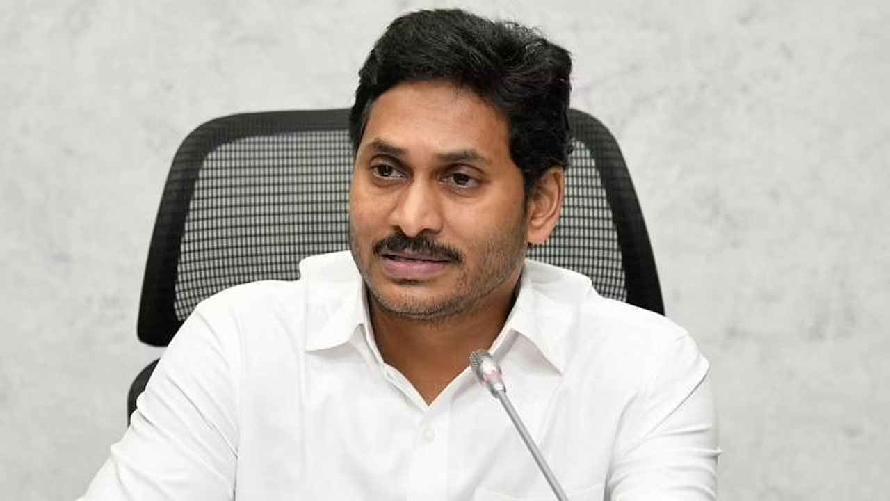 YS Jagan: ఏపీ వైద్య, ఆరోగ్యశాఖలో నియామకాలపై కీలక నిర్ణయం తీసుకున్న సీఎం జగన్‌.. ఇకపై అలాంటి సేవలు నిషేధం.