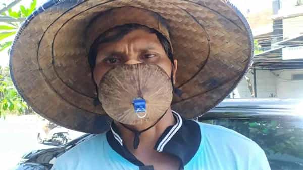 Coconut Shell Mask: విధులను నిర్వహించడానికి మాస్క్ కష్టంగా ఉందంటూ కొబ్బరి చిప్పను మాస్క్గా ధరించిన వ్యక్తి.. ఎక్కడంటే..