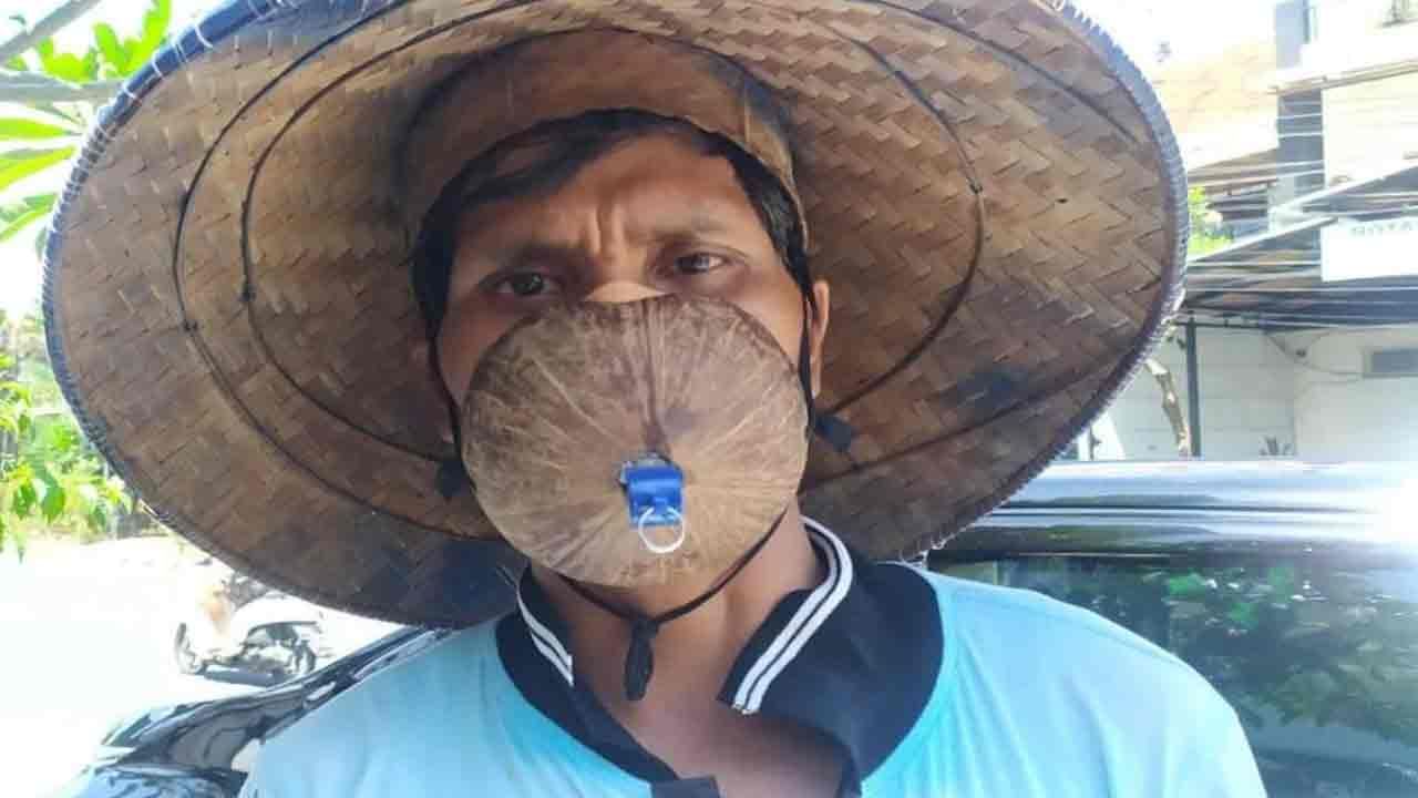 Coconut Shell Mask: విధులను నిర్వహించడానికి మాస్క్ కష్టంగా ఉందంటూ కొబ్బరి చిప్పను మాస్క్‌గా ధరించిన వ్యక్తి.. ఎక్కడంటే..