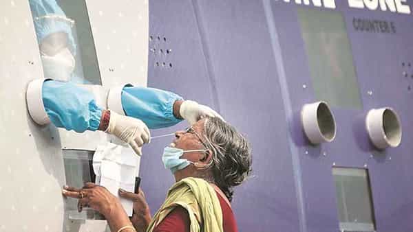 AP Corona: ఏపీలో తగ్గినట్టే తగ్గి మళ్లీ పెరుగుతున్న కరోనా కేసులు.. థర్డ్ వేవ్ తప్పదంటున్న నిపుణులు.. కొత్త కేసులు ఎన్నంటే..?