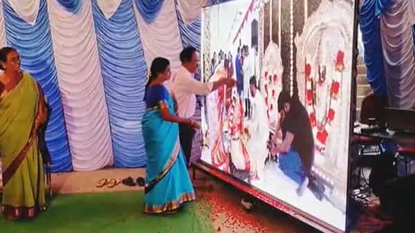 Corona-Wedding: కరోనా తెచ్చిన తంటా... అమెరికాలో సంప్రదాయంగా పెళ్లి, ఆన్లైన్లో వీక్షించి ఆంధ్ర నుంచి తల్లిదండ్రులు ఆశీస్సులు