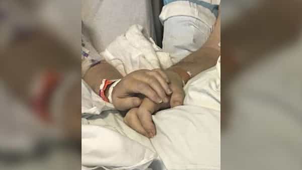 Couple Death: నిమిషం వ్యవధిలో భార్యాభర్తలు మృతి.. ఆ దృశ్యం చూసి డాక్టర్ల ఉద్వేగం