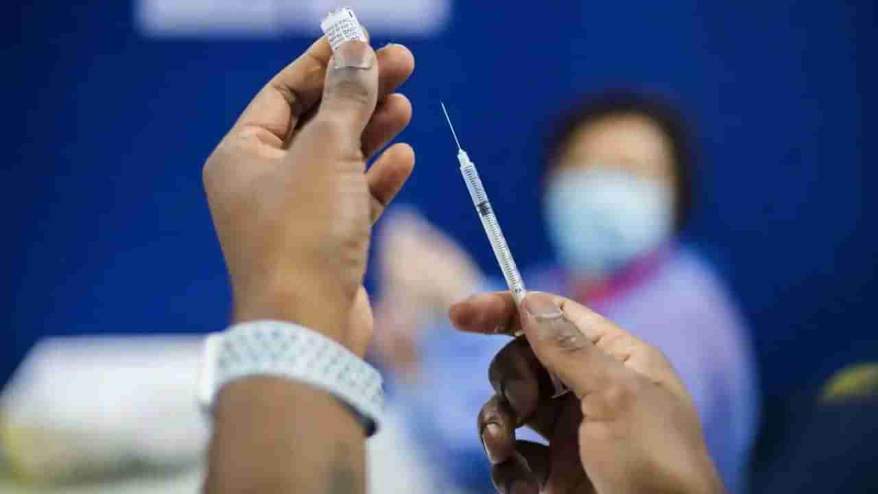 Corona Vaccination: టీకా రెండు మోతాదులు తీసుకోకుండా తిరిగితే క్రిమినల్ కేసు.. ఆ జిల్లా కలెక్టర్ సంచలన ఆర్డర్స్!