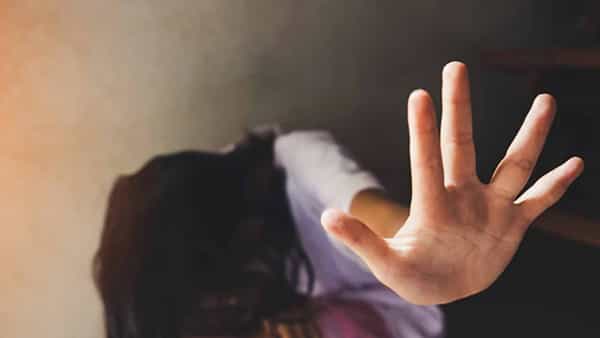 Crime news: ఏపీ గుంటూరులో మరో దారుణం.. ఇంజినీరింగ్ విద్యార్థినిపై అత్యాచారయత్నం.. కర్రలతో కొట్టి..