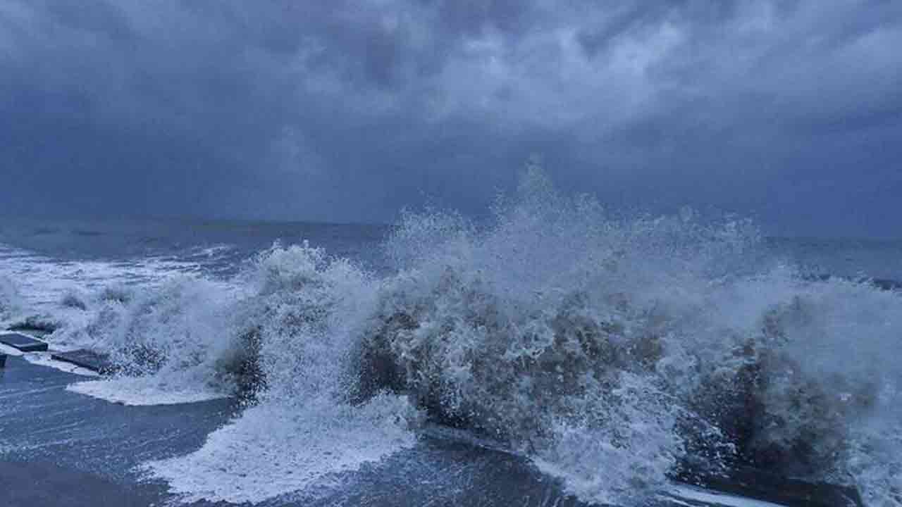 Gulab Cyclone Breaking:  తీరాన్ని తాకిన గులాబ్ తుపాన్.. తీర ప్రాంత ప్రజలకు అలెర్ట్
