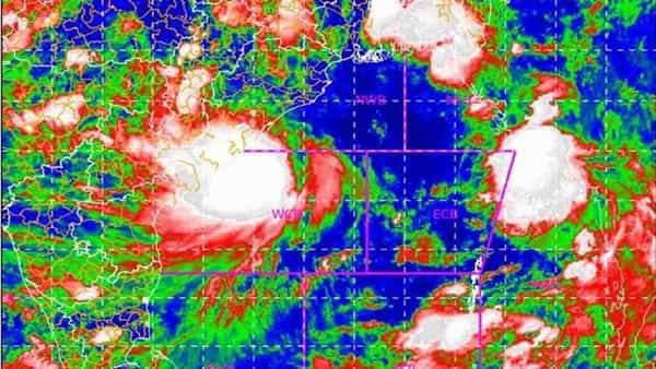 Cyclone Gulab Live: కొనసాగుతున్న గులాబ్ బీభత్సం.. రేపు సెలవు ప్రకటించిన తెలంగాణ సర్కార్