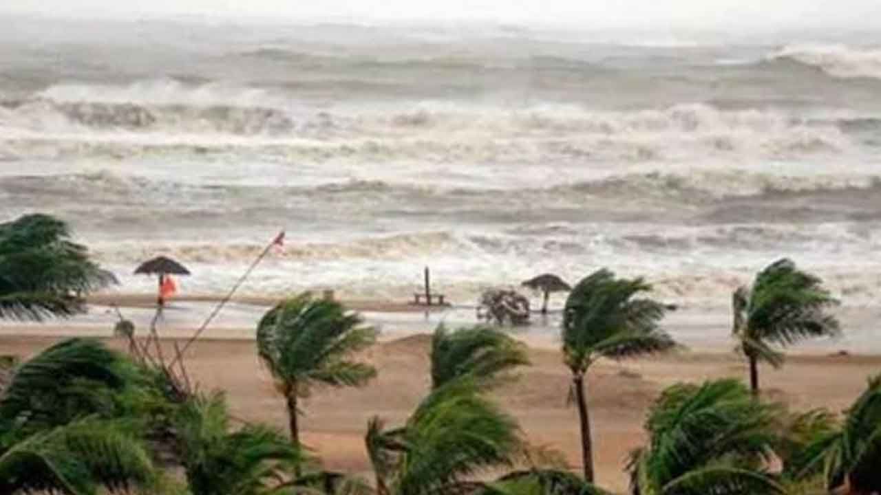 Cyclone Effect on AP : ఉత్తర కోస్తాంధ్రకు తుపాను ముప్పు.. మూడు రోజులు భారీ వర్షాలు.. అధికారుల వార్నింగ్..
