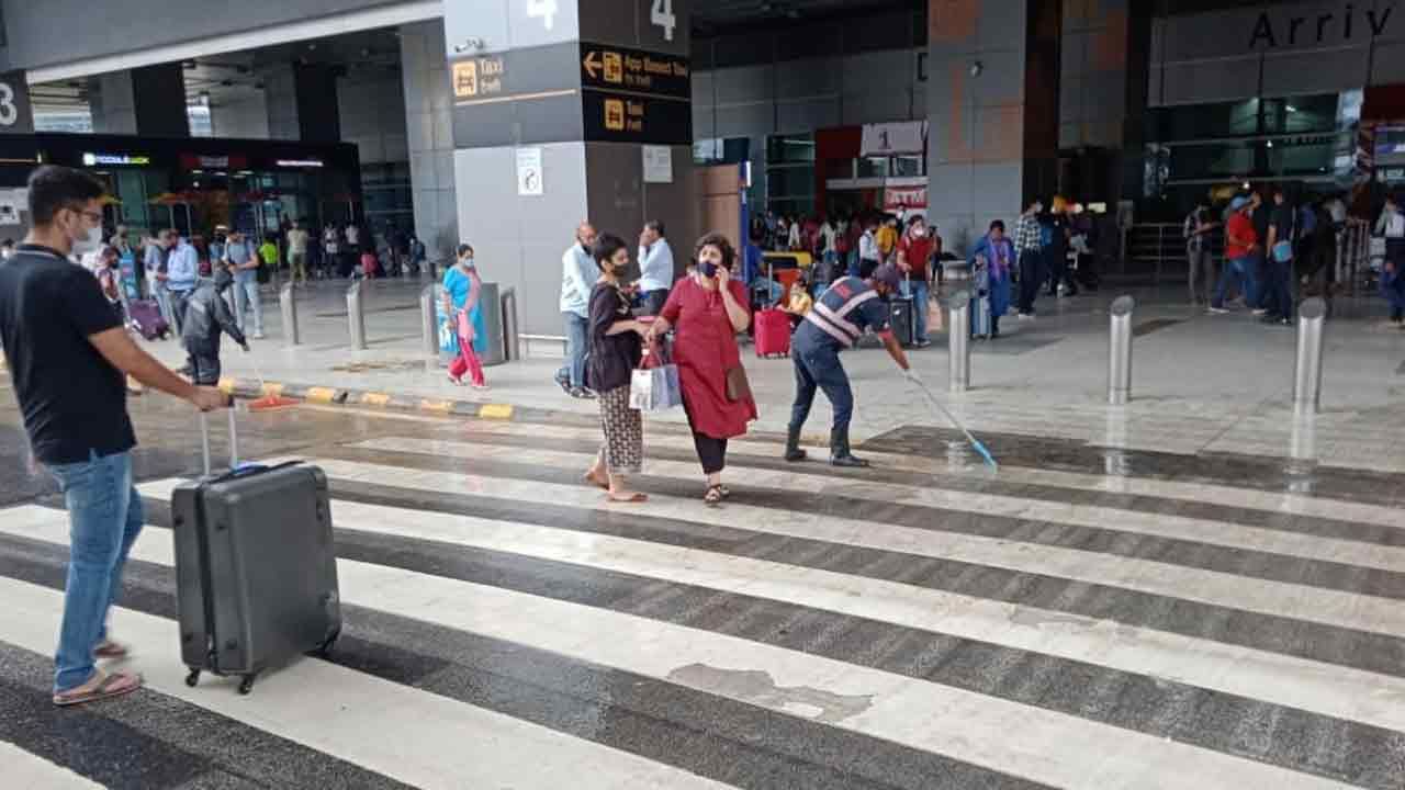 Delhi Airport: ఆ విమానాన్ని పేల్చేస్తాం.. ఢిల్లీ విమానాశ్రయానికి బెదిరింపులు.. అలెర్ట్..