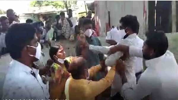 Telangana Crime: గ్రామ సర్పంచ్ను చెప్పుతో కొట్టిన ఉప సర్పంచ్.. అసలు విషయం తెలిసిన పోలీసుల షాక్!