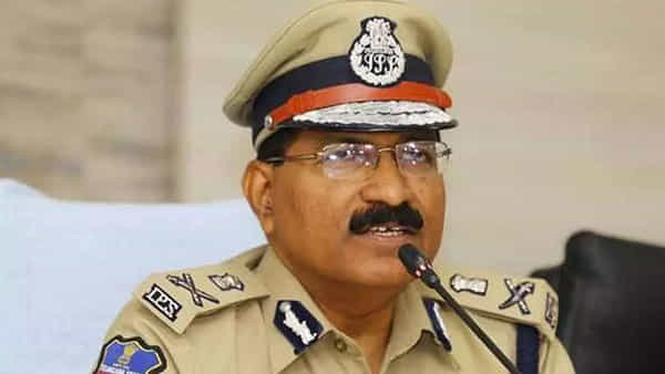 Telangana: మావోయిస్టు అగ్రనేత హరిభూషణ్ భార్య శారద లొంగుబాటు.. వెల్లడించిన డీజీపీ..