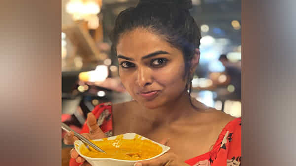 Divi Vadthya: ఈ కళ్లను చూస్తూ బతికేయొచ్చు... కుర్రకారు మతి పోగొడుతోన్న అందాల దివి లేటెస్ట్ ఫొటోలు.