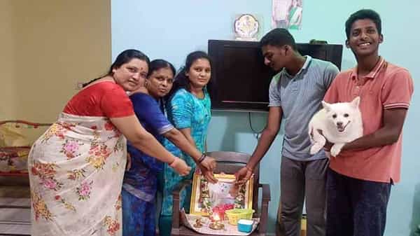 Dog-Peddakarma: అనారోగ్యంతో మరణించిన పెంపుడు కుక్క.. మటన్ కూరతో పెద్దకర్మ నిర్వహించిన యజమాని