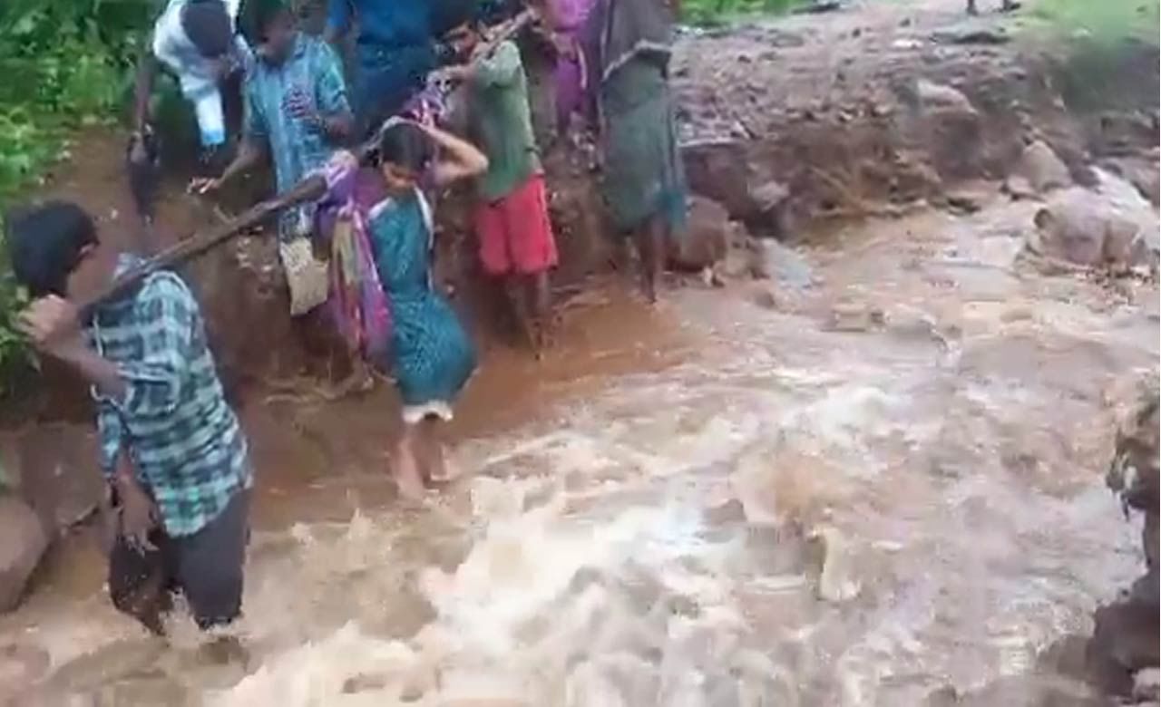 AP Rains: బోరున వాన.. మహిళకు పురిటి నొప్పులు.. డోలిలో తీసుకెళ్లేందుకు యత్నం.. మధ్యలోనే ఆగిన ప్రయాణం