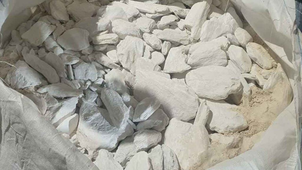 Drug Racket: ఆఫ్ఘన్ టు బెజవాడ.. భారీ డ్రగ్ రాకెట్ గుట్టురట్టు.. రూ.9 వేల కోట్ల హెరాయిన్ స్వాధీనం.. Drug Racket: ఆఫ్ఘన్ టు బెజవాడ.. భారీ డ్రగ్ రాకెట్ గుట్టురట్టు.. రూ.9 వేల కోట్ల హెరాయిన్ స్వాధీనం..