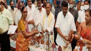 Vinayaka Chavithi: మట్టి విగ్రహాలను పంపిణీ చేసి కరోనా నిబంధనలు పాటిస్తూ.. వినాయక చవితి జరుపుకోవాలని కోరిన మంత్రులు