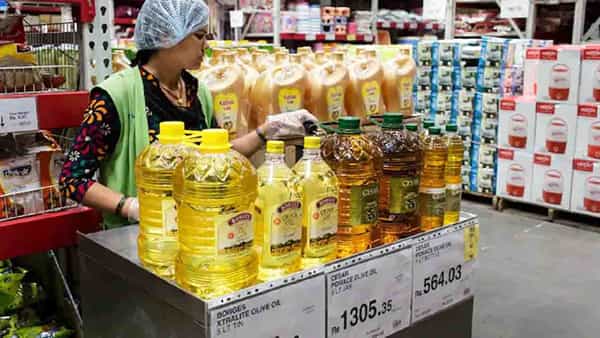 Oil Prices Down: వినియోగదారులకు గుడ్న్యూస్.. దిగుమతి పన్ను తగ్గించిన కేంద్రం.. దిగి వస్తున్న వంటనూనే ధరలు