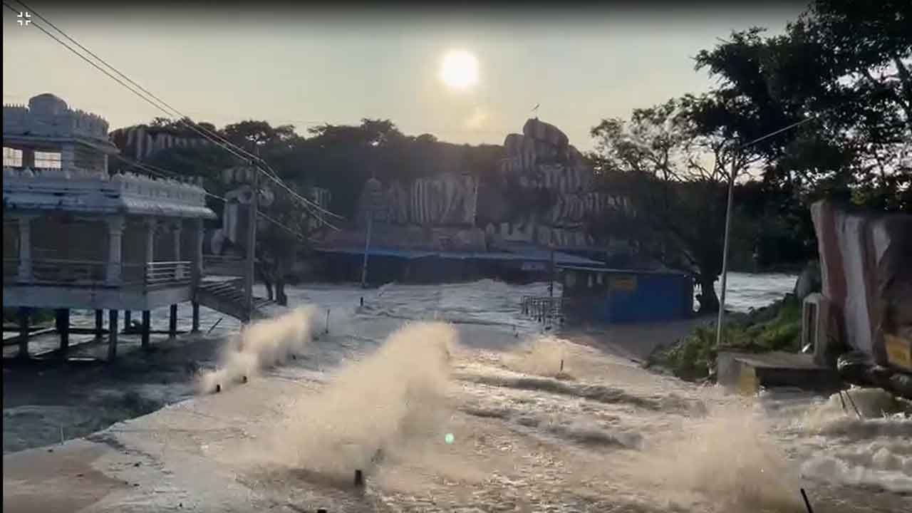 Telangana Floods: ఏడుపాయల వన దుర్గా మాత ఆలయానికి వరద పోటు, ఉప్పొంగిన మంజీరా నది