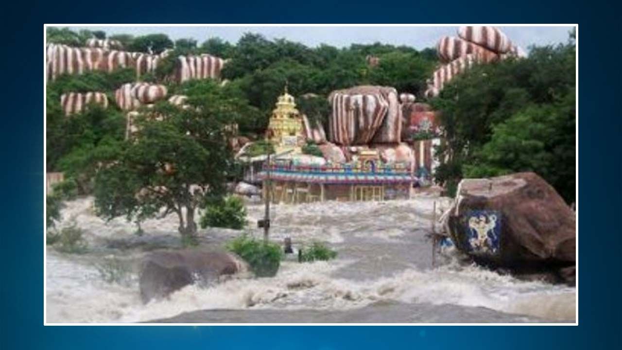 Edupayala Temple: పరవళ్లు తొక్కు మంజీర నది.. జలదిగ్బంధంలో ఏడుపాయల అమ్మవారు ఆలయం