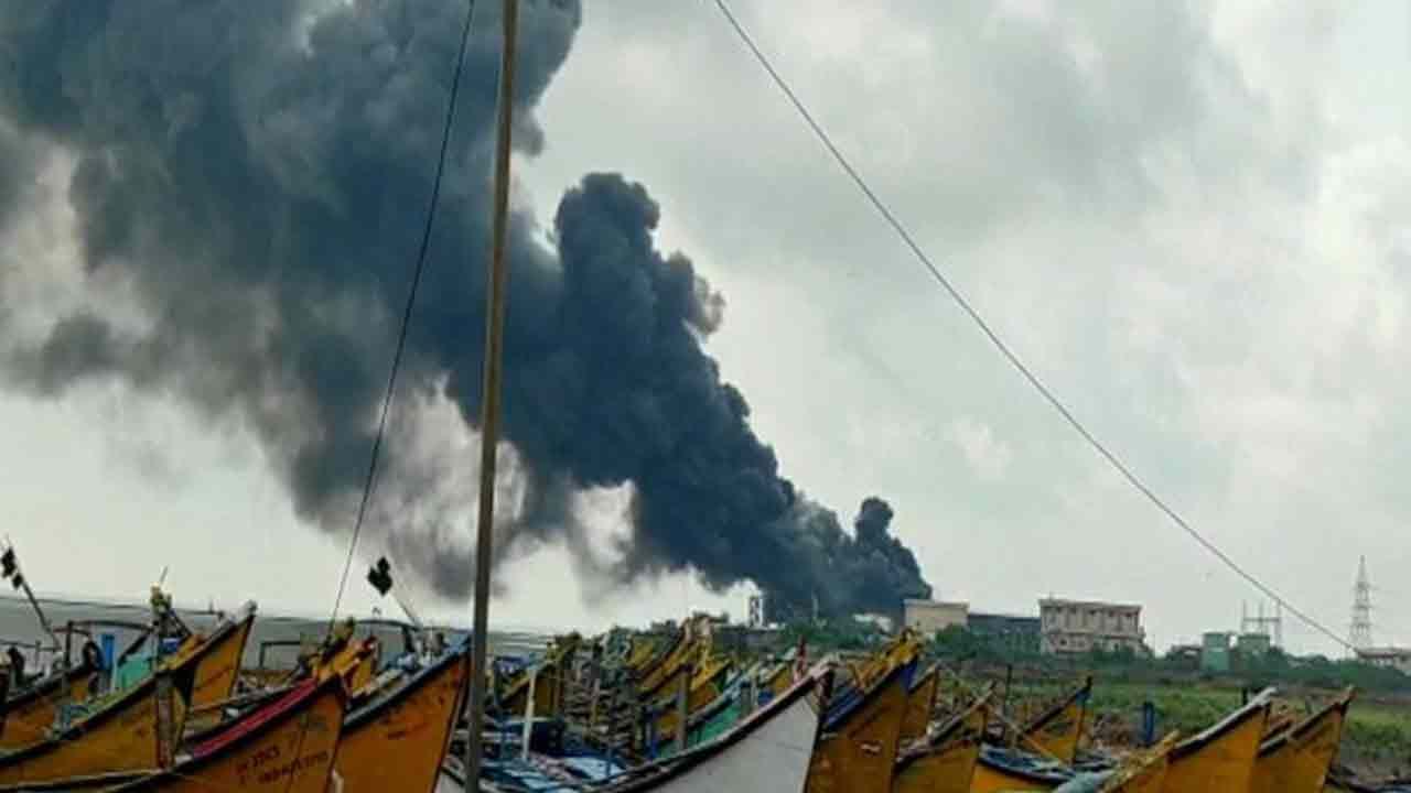 Fire Accident in Kakinada: జీఎంఆర్‌ పవర్‌ ప్లాంట్‌లో భారీ అగ్ని ప్రమాదం .. భారీగా ఎగసి పడుతున్న మంటలు