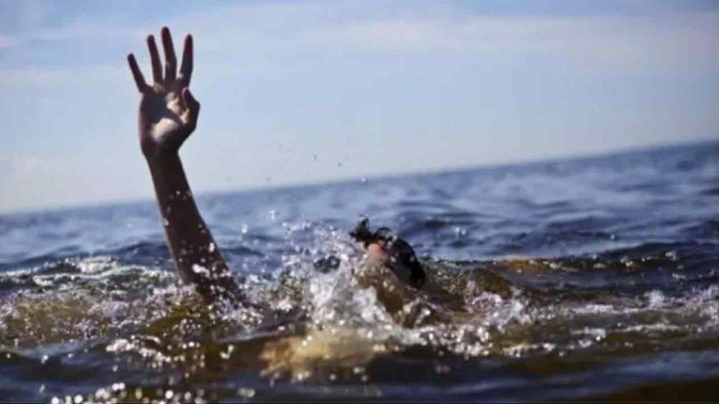 Crime News: సరదాగా ఈత కొట్టేందుకు వెళ్లి మృత్యు ఒడికి.. కాల్వలో ముగ్గురు యువకుల గల్లంతు.. Crime News: సరదాగా ఈత కొట్టేందుకు వెళ్లి మృత్యు ఒడికి.. కాల్వలో ముగ్గురు యువకుల గల్లంతు..
