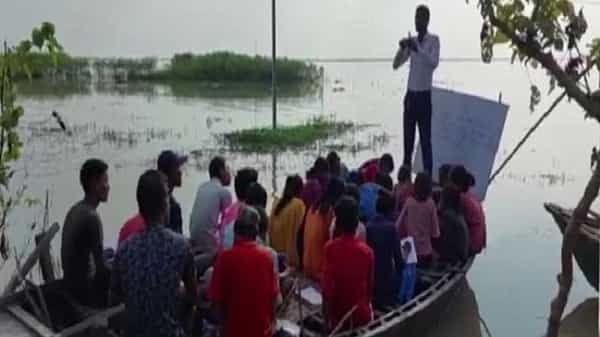 Positive Story: వరద ముంపుతో ఇబ్బందులు పడుతున్న విద్యార్థులు.. పడవనే స్కూల్గా మార్చిన టీచర్స్.. ఎక్కడంటే