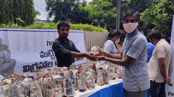 Hyderabad: నగరంలో ఉచితంగా మట్టి గణపతుల పంపిణీ.. పర్యావరణ పరిరక్షణకు నడుం కట్టిన హెచ్ఎమ్డీఏ.