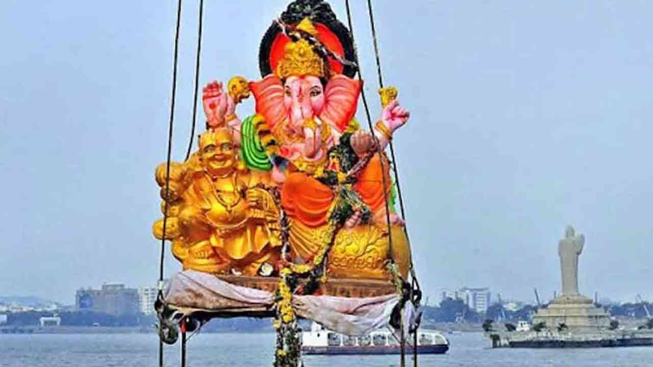 Ganesh Immersion: హుస్సేన్‌సాగర్‌లో గణేష్ నిమజ్జనాలకు ఏర్పాట్లు..  వివిధ శాఖలతో మంత్రి తలసాని రూట్ మ్యాప్