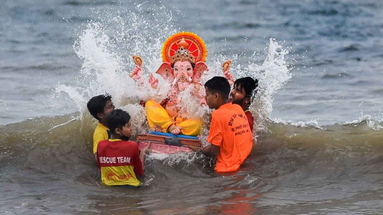 Ganesh Immersion: గణేశ్ నిమజ్జనోత్సవంలో అపశృతి.. సముద్రంలో ముగ్గురు యువకులు గల్లంతు..