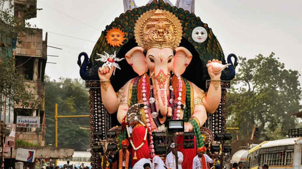 Ganesh Nimajjanam: మహానగరంలో మహోత్సవం.. ట్యాంక్‌బండ్‌ వైపు కదులుతున్న గణనాథులు