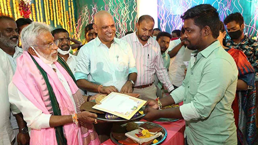 Wedding Gifts: శ్రీవారి ప్రసాదాలుగా చంద్రగిరిలోని కొత్తజంటలకు పెళ్లికానుక.. తాళిబొట్టు, పట్టుబట్టలు, మెట్టెలు.. Wedding Gifts: శ్రీవారి ప్రసాదాలుగా చంద్రగిరిలోని కొత్తజంటలకు పెళ్లికానుక.. తాళిబొట్టు, పట్టుబట్టలు, మెట్టెలు..