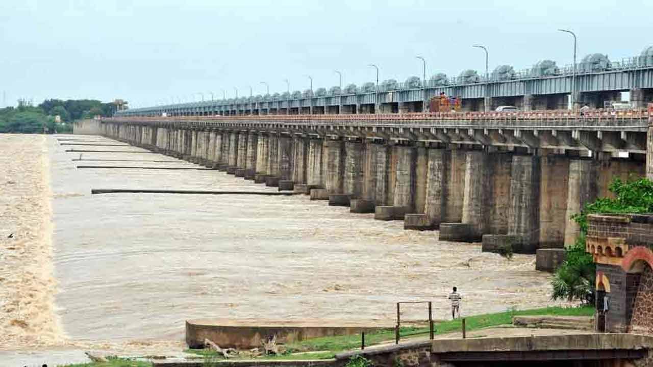 Godavari Floods: గోదావరికి పోటెత్తుతున్న వరద...  ధవళేశ్వరం వద్ద మొదటి ప్రమాద హెచ్చరిక జారీ.. బిక్కుబిక్కుమంటున్న ముంపుగ్రామాలు