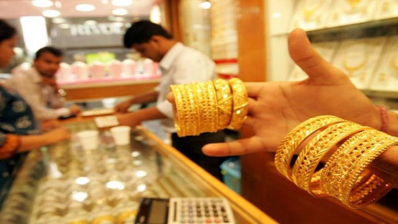 Gold Price: బంగారం.. ఇది మహిళ అత్యంత ప్రాధాన్యత ఇస్తుంటారు. ధరలు ఎంత పెరిగినా.. కొనుగోళ్లు మాత్రం ఆగవు. భారతీయ సాంప్రదాయంలో పసిడికి ఎంతో ప్రాముఖ్యతనిస్తుంటారు. అయితే బంగారం ధరలు కొన్ని రోజులుగా తగ్గుముఖం పడుతున్నాయి. దీంతో చాలా మంది బంగారం కొనేందుకు ముందుకొస్తుంటారు. 