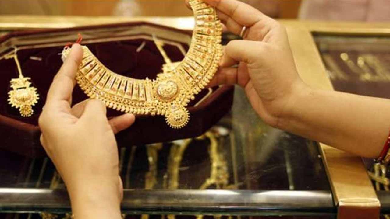 Gold Price Today: మహిళలకు గుడ్‌న్యూస్‌.. మళ్లీ తగ్గిన పసిడి ధరలు.. తెలుగు రాష్ట్రాల్లో..