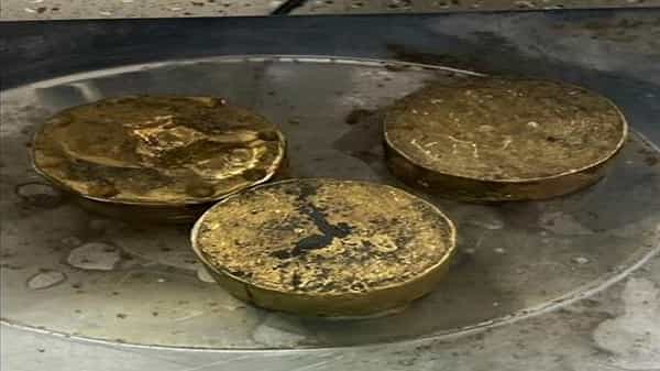 Gold Smuggling: గోల్డ్ స్మగ్లింగ్లో కొత్త స్టైల్.. శంషాబాద్ ఎయిర్ పోర్ట్లో 495 గ్రాముల బంగారం పట్టివేత..