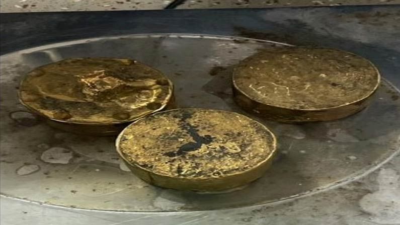 Gold Smuggling: గోల్డ్ స్మగ్లింగ్‌లో కొత్త స్టైల్.. శంషాబాద్ ఎయిర్ పోర్ట్‌లో 495 గ్రాముల బంగారం పట్టివేత..