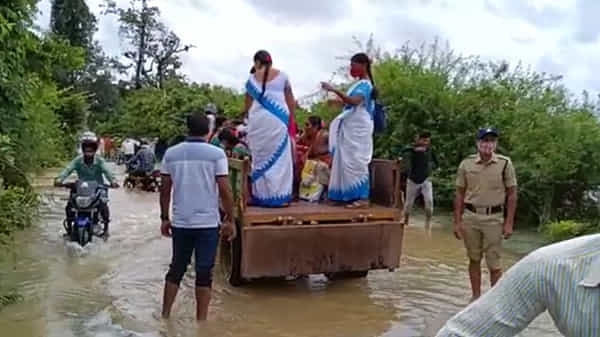Police: రక్షణ కల్పించడంలోనే కాదు.. కష్టాల్లోనూ మేమున్నామన్నారు.. ముంచెత్తే వరదల్లో చేయి అందించి సాయం చేశారు..
