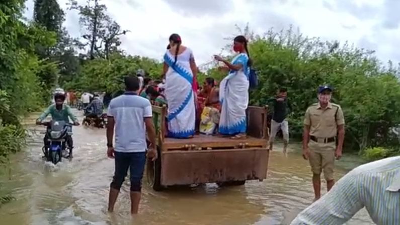 Police: రక్షణ కల్పించడంలోనే కాదు.. కష్టాల్లోనూ మేమున్నామన్నారు.. ముంచెత్తే వరదల్లో చేయి అందించి సాయం చేశారు..