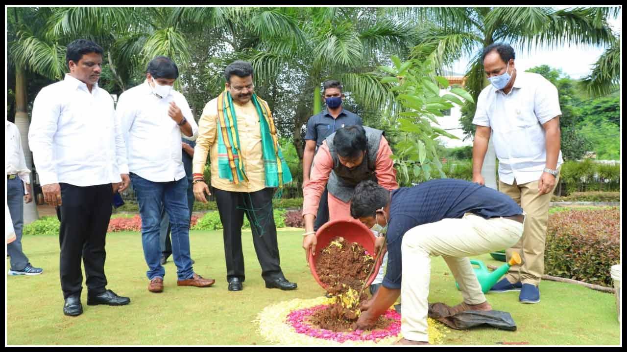 “ఏకేనాపి సువృక్షేణ పుష్పితేన సుగన్దినా” అన్నట్లుగా “గ్రీన్ ఇండియా ఛాలెంజ్” అవిశ్రాంతంగా ముందుకు సాగుతుంది. మానవ మనుగడకు నేను సైతం అనే చేతులన్నీ ఒక్కటై మొక్కలు నాటుతూ మురిసిపోతున్నాయి.