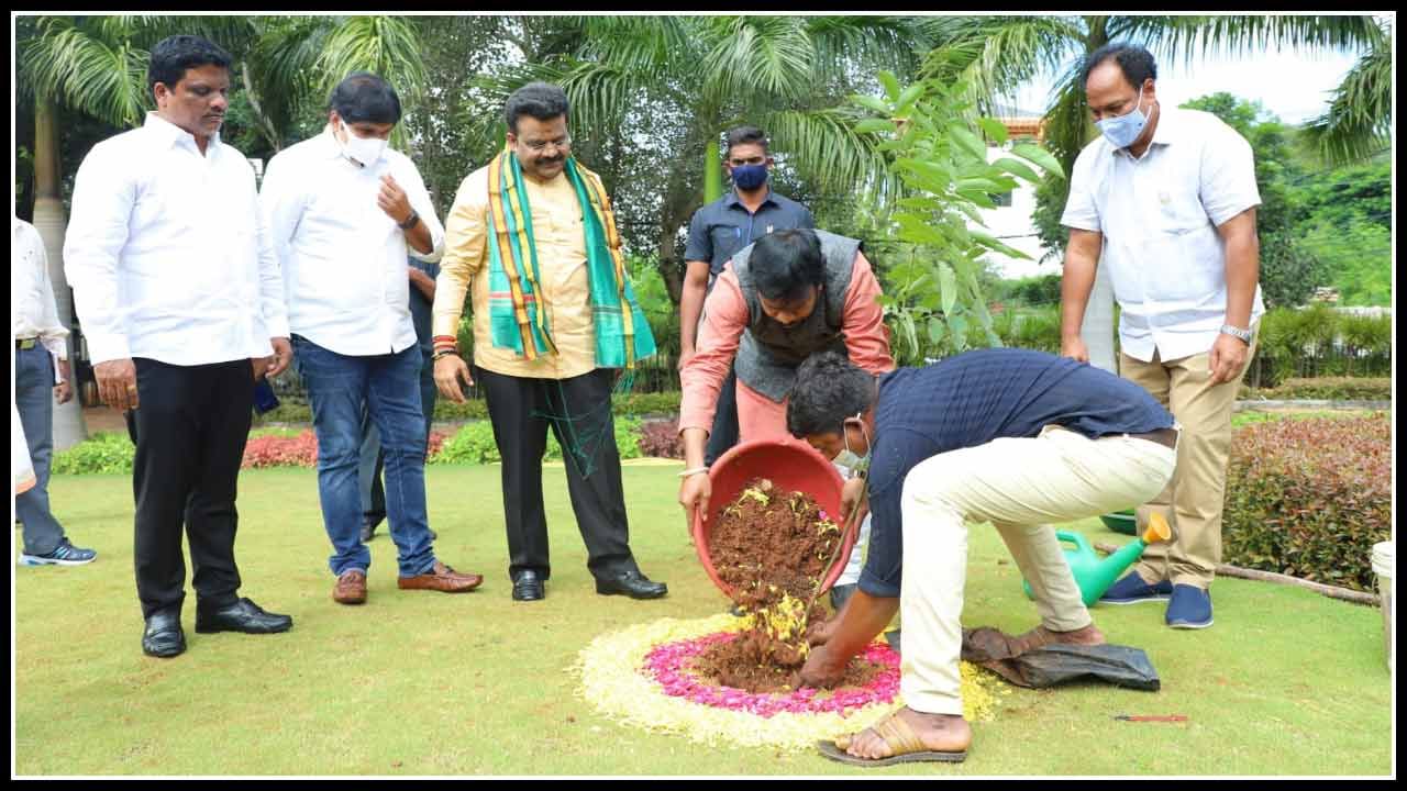  మరో మూడు హృదయాలను కదిలిస్తున్నాయి. స్వదేశం, విదేశం అనే తేడా లేకుండా “గ్రీన్ ఇండియా ఛాలెంజ్” ప్రపంచమంత కదలిస్తుంది.ఈ క్రమంలోనే, ఈ రోజు శ్రీలంక డిప్యూటీ హై కమీషనర్ డా. డి వెంకటేశ్వరన్ “గ్రీన్ ఇండియా చాలెంజ్”లో భాగంగా  జూబ్లీహిల్స్ లోని ప్రశాసన్ నగర్ పార్క్ లో మొక్కను నాటారు. 