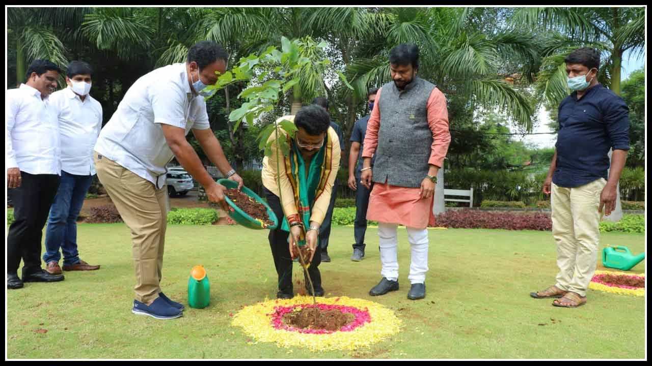 అనంతరం వారు మాట్లాడుతూ.. గ్లోబల్ వార్మింగ్ ను అరికట్టేందుకు, పర్యావరణ పరిరక్షణకు నిరంతర కార్యక్రమాలు చేపడుతున్న తెలంగాణ ప్రభుత్వానికి నా కృతజ్ఞతలు.
