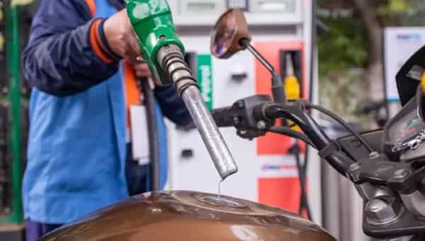 Petrol Diesel Price: దేశంలో పెట్రోల్ డీజిల్ ధరలు ఇలా.. తెలుగు రాష్ట్రాల్లో మాత్రం అలా.. మీ నగరంలో..