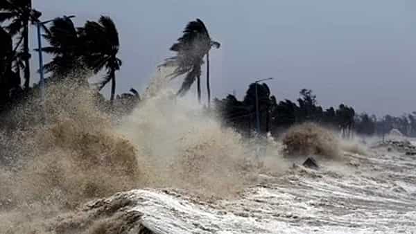 Gulab Cyclone: తీరం దాటిన గులాబ్ తుఫాను.. మరో ఐదు గంటల్లో తీవ్ర తుఫానుగా మారి..